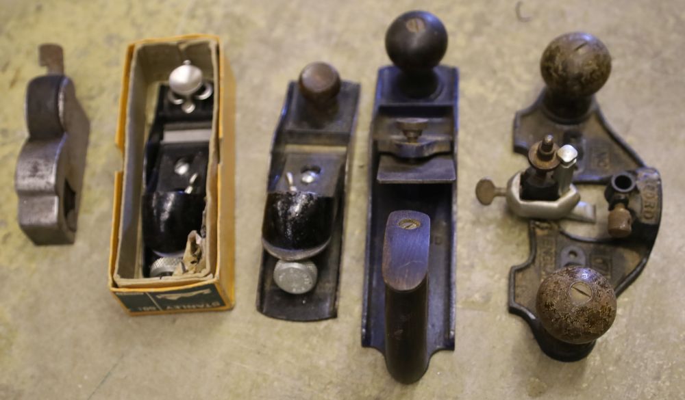 A Record no 7 router complete with two cutters and four other planes as follows: